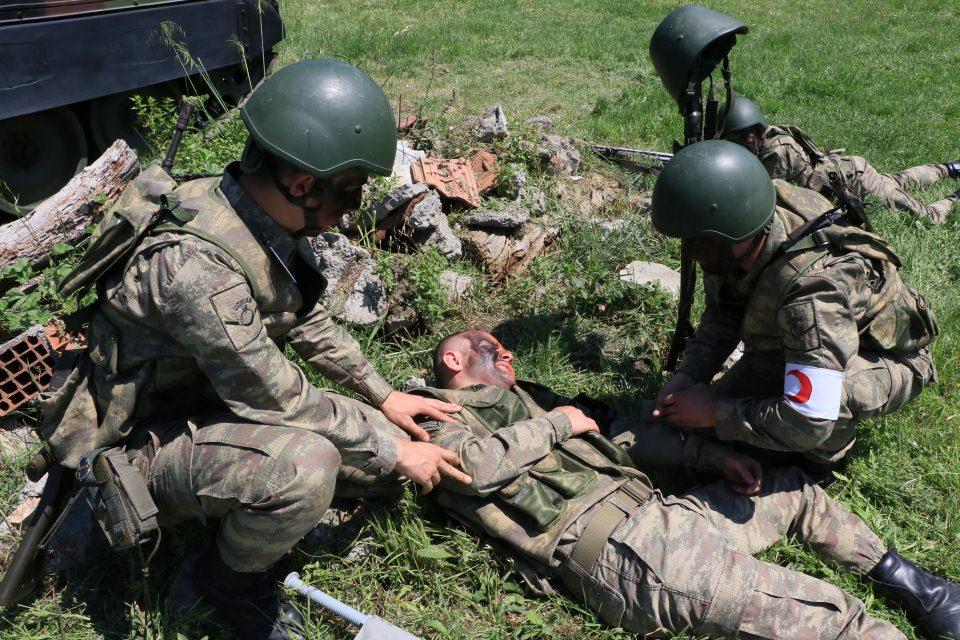 <p>Göker, "Gece eğitimleri gündüz yapılan eğitimler doğrultusunda icra edilmektedir. Gündüz yapılan eğitimlerin gece şartlarında da yapılması ön planda tutulmaktadır." ifadelerini kullandı. </p>
<p> </p>