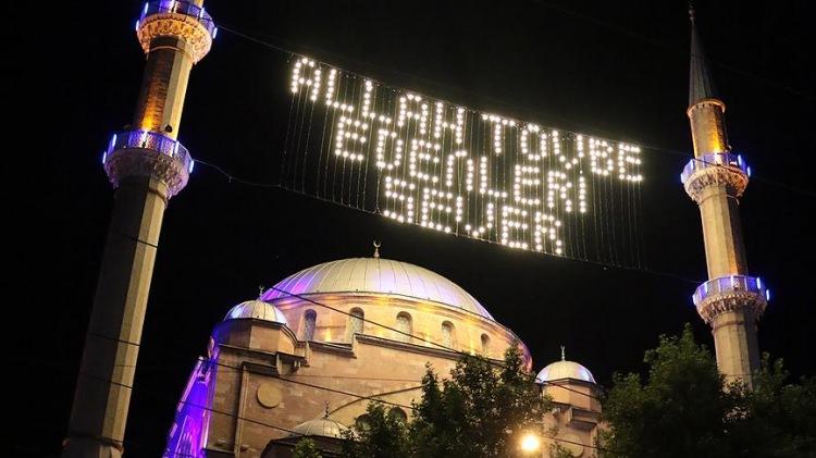 <p>Kadir Gecesi'nin önemine işaret eden bir hadiste, önceki ümmetlerin uzun ömürlü olmaları sebebiyle fazla sevap kazanma imkânına sahip bulunmalarına karşılık müslümanlara Kadir Gecesi'nin verildiği belirtilir. (el-Muvatta, "İ'tikâf", 6) Sözlükte kadir (kadr) kelimesi "hüküm, şeref, güç, yücelik" gibi anlamlara gelir. Özellikle Kur'an'ın bu gecede indirilmesinin geceyi şereflendirdiğini ve kadrini yücelttiğini ifade etmek üzere ona bu isim verilmiştir. Alimlerin bir kısmı, bu gecede yapılan ibadet ve hayırların, içinde Kadir Gecesi'nin bulunmadığı tam bin ayda yapılanlardan daha çok sevap getireceğini belirtirler. Başka bir yoruma göre buradaki bin sayısı çokluktan kinayedir. Nitekim birçok dilde olduğu gibi Arapça'da da bin rakamı mübalağa yoluyla çokluğu anlatmak için kullanılmaktadır. </p>