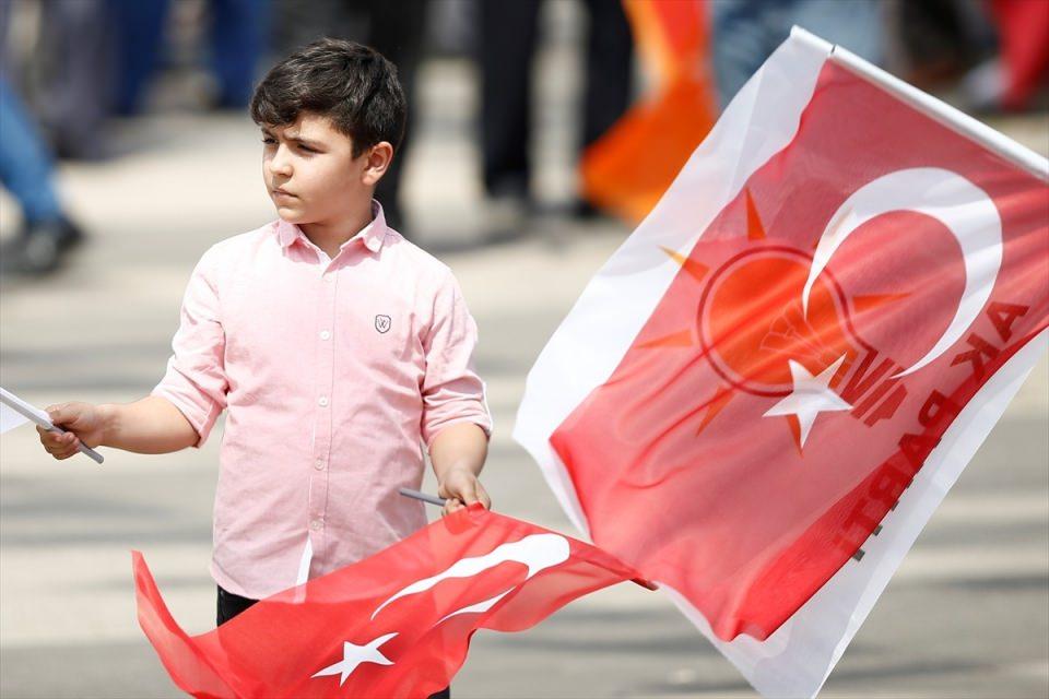 <p>Cumhurbaşkanı ve AK Parti Genel Başkanı Recep Tayyip Erdoğan'ın katılacağı Muğla Menteşe Açık Hava Oto Pazarında düzenelenen miting öncesi çok sayıda vatandaş alandaki yerini aldı.</p>

<p> </p>
