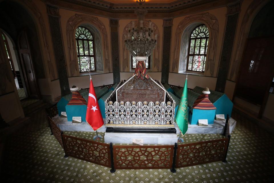 <p>Türbenin zemininde günümüzde de izleri görülen Bizans döneminden kalma mozaikler kilisenin varlığını kanıtlıyor. 1855 depreminde yıkılan yapı 1863 yılında Sultan Abdülaziz tarafından yeniden yaptırıldı.</p>
<p> </p>