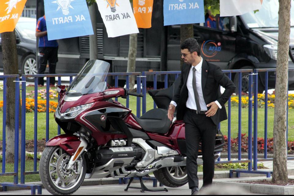 <p>Takım elbise giyip, gözlük taktığı görülen Kenan Sofuoğlu, motosikletini miting alanının yakınına park edip, Demokrasi Meydanı'na geçti.</p>
<p> </p>