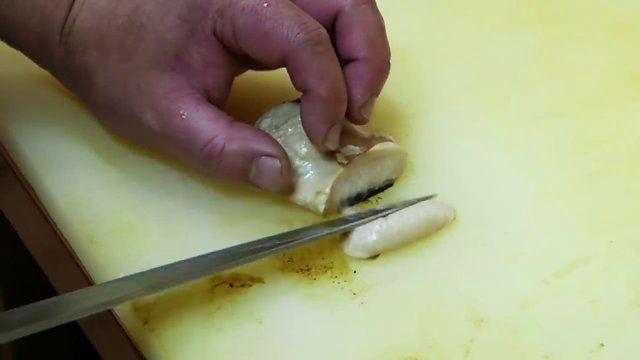 <p>Önce istiridyenin içinden çıkarılan et ince ince doğranıyor. </p>
<p> </p>