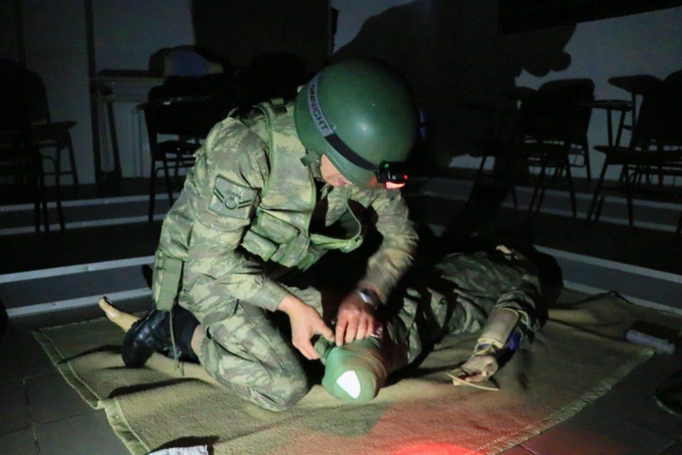 <p>Samsun Sahra Sıhhiye Okulu ve Eğitim Merkezi Komutanlığında ilk yardım ve tıbbi müdahalede bulunmanın yanı sıra komando eğitimi de alan askerler, muharebede Mehmetçik'e en ön saflarda ilk yardım ulaştıracak şekilde yetiştiriliyor.</p>