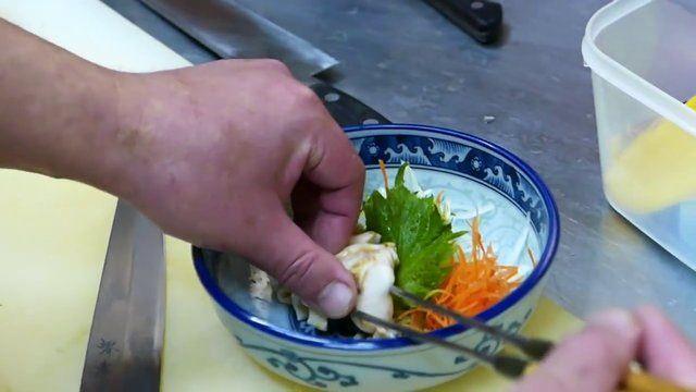 <p>Ardından da salatanın üzerine yerleştiriliyor. </p>
<p> </p>