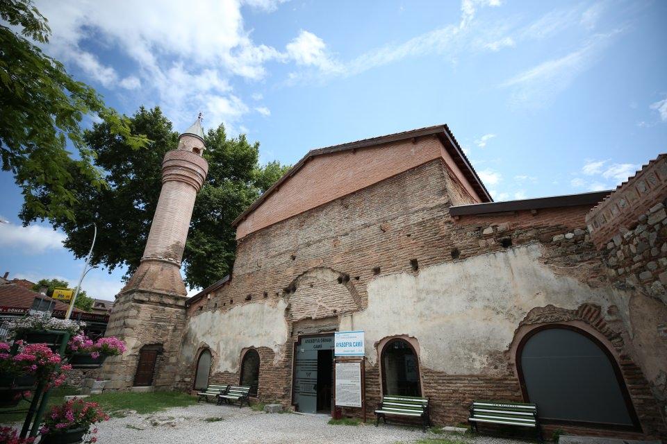 <p>Orhan Gazi'nin İznik'i 1331 yılında fethetmesiyle kiliseden camiye dönüştürülen İznik Ayasofya Camii (Orhan Camii), hem tarihteki önemi hem de manevi atmosferi nedeniyle gerek ülkenin gerekse dünyanın dört bir yanından yerli ve yabancı turistlerin akınına uğruyor. </p>
