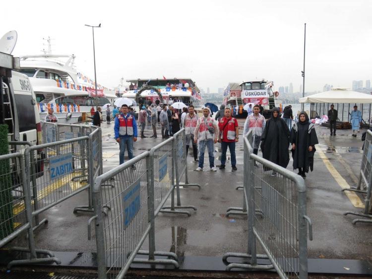 <p>Anadolu Ajansının haberine göre, Atatürk Bulvarı yönünden Unkapanı Köprüsü'den Sirkeci'ye katılım, gerekirse Taksim istikametinden Unkapanı Köprü'den Sirkeci'ye katılım, Balat Sahil Abdul Ezel Paşa Caddesi'nden Unkapanı Köprü altından Sirkeci istikameti, Ragıp Gümüş Pala Caddesi, Cemil Birsel Caddesi'nden Sirkeci istikameti, Reşadiye Caddesi, Hamidiye kavşaktan Sirkeci Meydan istikameti, Sirkeci Meydan Sahil Kennedy Caddesi, Sarayburnu Çatladıkapı, Kumkapı, Yenikapı, Yedikule Demirhane Caddesi'nden Zeytinburnu Ek Hizmet Binası Sahil Kuzeye katılım arasına çıkan tüm cadde ve sokaklar, Edirnekapı, Millet Caddesi, Cevizlibağ'dan Topkapı Tünele 10. Yıl Caddesi'ne katılım ve 10. Yıl Caddesi, Genç Osman Caddesi, Sahil Keneddy Caddesi'ne kadar gidişli gelişli ve bu caddeye çıkan tüm cadde ve sokaklar, Zeytinburnu Demirhane Caddesi'nden Kazlıçeşme otopark alanı, 10. Yıl Caddesi istikameti ve Demirhane Caddesine çıkan tüm cadde ve sokaklar, Bakırköy Sahil Kennedy Caddesi, Ekrem Kurt Bulvarı Taşhanlar Varyant ile Galata Köprü arası gidiş ve geliş, Avrasya Tüneli (her iki yön) araç trafiğine kapatıldı.</p>