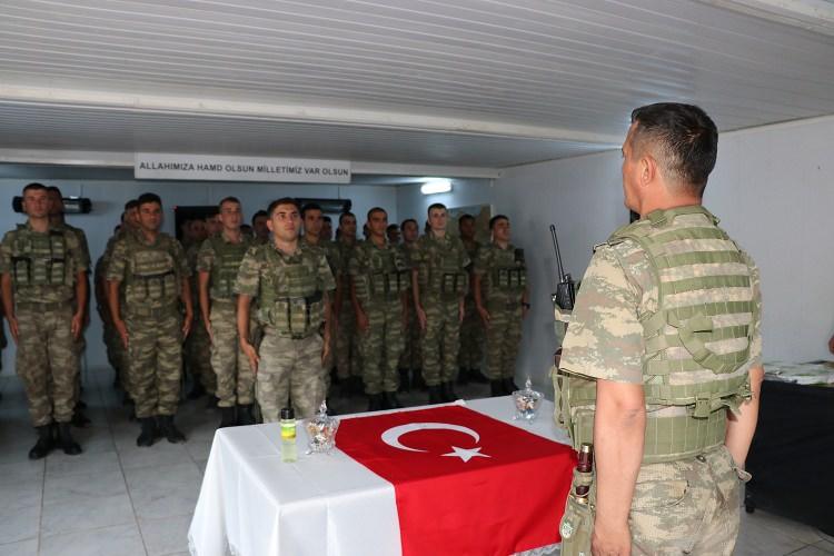 <p>Operasyon emri ile belirlenen harekat planı doğrultusunda gerekli donanımla araziye intikal eden güvenlik güçleri, belirlenen hedeflere yapılan atışların ardından arazide arama tarama faaliyeti gerçekleştiriyor. Terör örgütü PKK'ya yönelik kararlılıkla yürütülen mücadelede önemli görev üstlenen komandolar, gerçekleştirdikleri hava destekli operasyonlarla terör örgütüne dağları dar ediyor. Tespit edilen hedefler, gece ve gündüz havan topu, tank ve uçaksavarlarla vuruluyor. </p>
