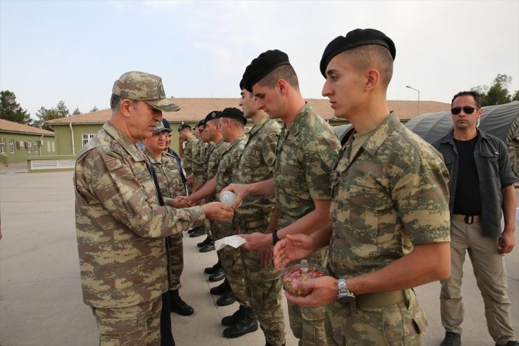 <p>Görevleri arasındaki birinci önceliğin terörle mücadelede olduğunu vurgulayan Akar, "Bugüne kadar olduğu gibi bugün ve yarın da en son terörist etkisiz hale getirilinceye kadar bu mücadeleyi sürdüreceğiz. Bunu yaparken güvenlik kuvvetlerimiz arasında bir fark yok. Omuz omuza et ve tırnak gibi bu mücadeleyi sonuna kadar azimle, kararlılıkla sürdürdük, sürdüreceğiz." diye konuştu.</p>