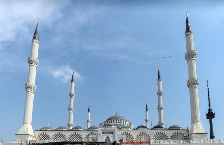<p>Kubbe kemerlerinin iç kısmına takılan 220 metrelik "Fetih Suresi" dikkat çekiyor. Dev ana kubbesi, 72 metre yüksekliğinde 35 metre çapında.</p>

<p> </p>
