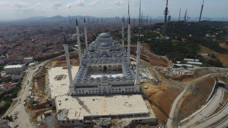 <p>Caminin dev kubbesinin iç süslemeleri için kurulan iskeleler sökülmeye başlanırken, tamamı el işçiliği süslemeler de ortaya çıkmaya başladı. Cami projesi kapsamında yol, tünel inşaatları ile çevre düzenleme çalışmaları da büyük bir hızla devam ediyor.</p>
<p> </p>
