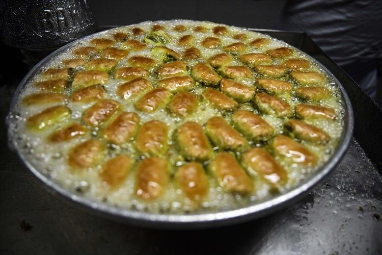 <p>Her yıl olduğu gibi bu yıl da baklava için gelen siparişleri yetiştirmeye çalıştıklarını anlatan Aktaş, "Çok şükür Antep baklavası her geçen gün daha fazla tanınıp, biliniyor. Damaklarda bizim ürünlerimiz farklı bir yer edinmiş durumda. Bu nedenle talep hızla artıyor." dedi.</p>
<p> </p>