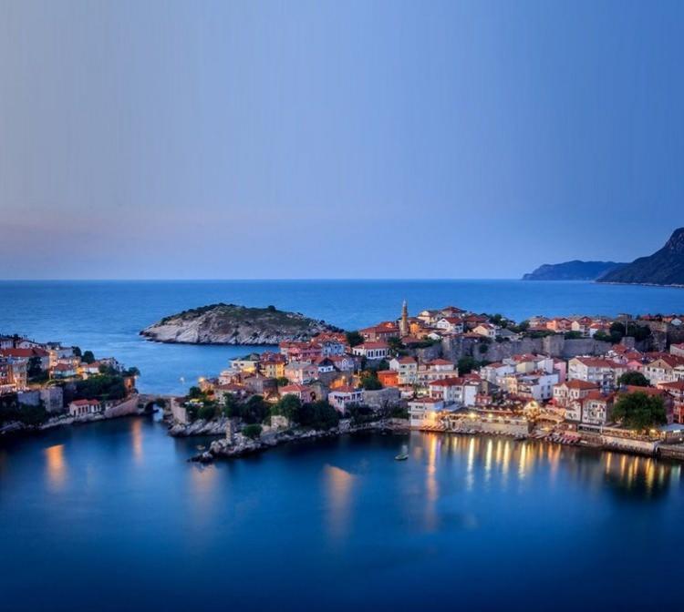 <p><strong>"BAYRAMDA TAMAMEN DOLACAĞINI DÜŞÜNÜYORUZ"</strong></p>
<p>Ramazan Bayramı için 3 bin yatak kapasiteli otel ve pansiyonların hemen hemen tamamı için rezervasyonların alındığını bildiren Timur, "Güzel bir ramazan ayından sonra yaklaşan bayramda önemli bir potansiyel bekliyoruz. Şu anda otel ve pansiyonlarımızdaki doluluk oranı yüzde 90'a ulaştı. Bayramda tamamen dolacağını düşünüyoruz." diye konuştu.</p>