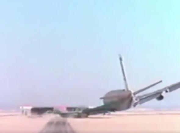 <p>Uçak önce sola doğru kayıyor; ardından sol kanat yere temas ediyor ve kanat kopuyor.</p>

<p> </p>
