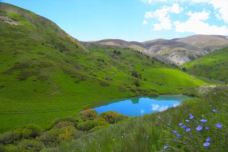 <p>Kop Dağı'nın, 2016 yılında Türkiye'nin 42. milli parkı ilan edildiğini belirten Katırcı, milli park içinde endemik ve lokal endemik olmak üzere yaklaşık 400 civarında bitki türü, ayrıcı heyelan gölü olduğunu ifade etti.</p>

<p> </p>
