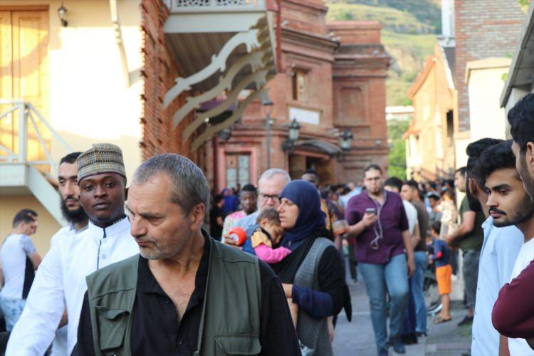 <p><strong>Gürcistan'da Ramazan Bayramı kutlanıyor</strong></p>
<p>Gürcistan'ın başkenti Tiflis'te yaşayan veya buraya turist olarak gelen Müslümanlar bayram namazını Tiflis Cuma Camisi'nde kıldı.</p>