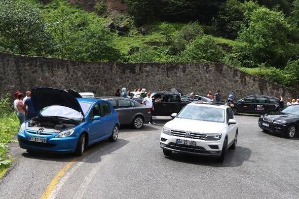 <p><strong>UZUN ARAÇ KUYRUĞU OLUŞTU</strong></p>
<p>Uzungöl’e araçlarıyla gelenler, girişte 10 kilometrelik kuyruk oluşmasına neden oldu. Dik yokuşta dur- kalk yapan bazı sürücülerin araçları arızalandı. Yolda kalan araçlar, çekicilerle kaldırıldı. Bayram tatili için Giresun’dan Uzungöl’e ailesiyle birlikte gelen Ömer Ege, "10 kilometreyi bulan araç kuyruğu var. 2 saattir kuyrukta bekliyoruz. Ailecek perişan olduk" dedi.</p>