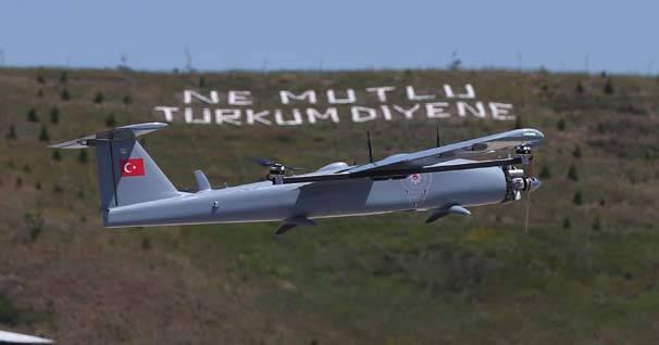 <p>Uygar Elmastaşı, burada yaptığı açıklamada, "Çağatay"ın diğer İHA'lardan farklı olarak piste ihtiyaç duymaksızın dikey iniş-kalkış yapabildiğini ve gereksinimlere yönelik görüntü aktarımı gerçekleştirebildiğini söyledi.</p>
<p> </p>