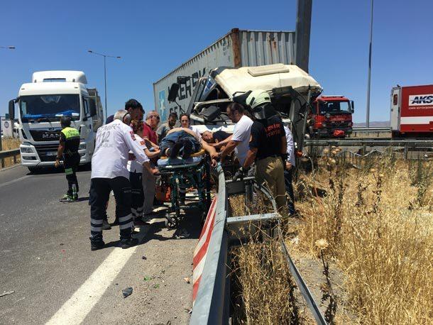 <p>Şoför Erkan F. araçta sıkışırken, yardımına yoldan geçen araçlardaki vatandaşlar koştu. Baygın halde TIR'da sıkışan yaralı sürücü için hemen çevredekiler durumu itfaiye, sağlık ve polis ekiplerine bildirdi. </p>
