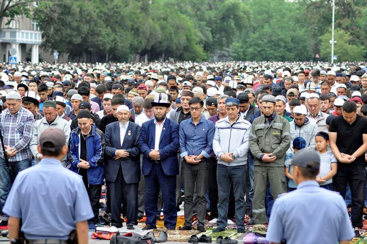 <p><strong>Kırgızistan'da Ramazan Bayramı kutlanıyor</strong></p>
<p>Kırgızistan'ın başkenti Bişkek'te on binlerce Müslüman, bayram namazını Başbakanlık binası önündeki meydanda kıldı.</p>
