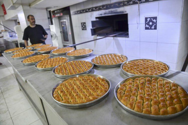 <p>Ramazan Bayramı'nda misafirlerine Antep baklavası ikram etmek isteyen tüketiciler, Gaziantep'teki üretim tesislerinde yoğunluğa neden oldu.</p>

<p> </p>
