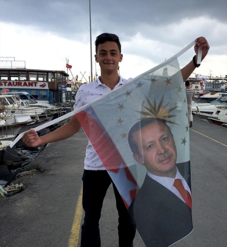 <p><strong>İSTANBULLULAR AKIN AKIN YENİKAPI'YA GELİYOR</strong></p>
<p>Yenikapı Miting Alanı'nda düzenlenecek AK Parti'nin "Büyük İstanbul Mitingi" için toplanmalar başladı. Cumhurbaşkanı Recep Tayyip Erdoğan ve Başbakan Binali Yıldırım'ın katılacağı miting için alana kurulan sahneye "Büyük Türkiye Güçlü Lider İster" yazıları asıldı ve iki dev ekran kuruldu. Meydanın bazı noktalarına ekranlar ve vinçlere takılı hoparlörler yerleştirildi. </p>