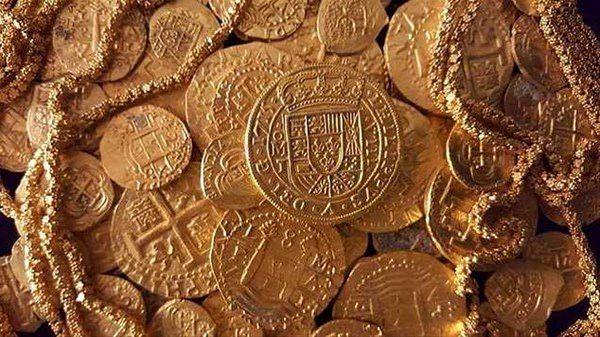<p><strong>Altınlar ve 40 metrelik altın zincirler</strong></p>

<p>Florida sahillerinde bulunan servetin değeri 1 milyon dolar değerindeydi. Ve insanlardan sadece 50 metre uzaklıktaydı.</p>
