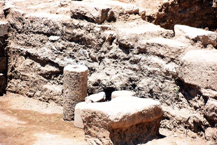<p>Zeminden 3 metre derinlikte bulunan kalıntıların gün ışığına çıkarılması için Bodrum Sualtı Arkeoloji Müzesi Müdürü Tayfun Selçuk, 3 arkeolog eşliğinde çalışmalara başladı. Sürdürülen çalışmalara göre kalıntıların, M.S. 2. yüzyılda bölgede yaşayan dönemin zengin balıkçılarından ünlü Phainos’un villasının olduğu tespit edildi. </p>

<p> </p>
