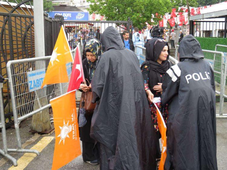 <p><strong>İSTANBUL'DA BAZI YOLLAR TRAFİĞE KAPATILDI</strong></p>
<p>AK Parti'nin Yenikapı'da düzenleyeceği Büyük İstanbul Mitingi nedeniyle kentte bazı yollar trafiğe kapatıldı. Cumhurbaşkanı ve AK Parti Genel Başkanı Recep Tayyip Erdoğan'ın katılacağı miting sebebiyle saat 09.30'dan itibaren kentte bazı yollar trafiğe kapatıldı.</p>