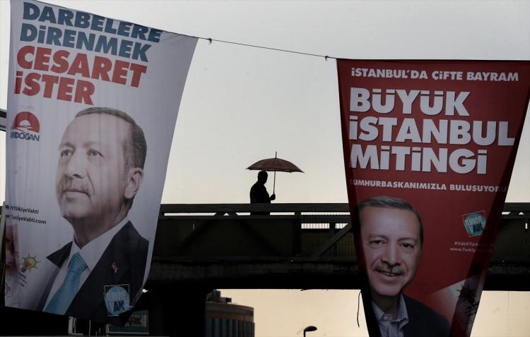 <p><strong>ALTERNATİF YOLLAR</strong></p>
<p>Bu kapsamda trafik akımı, D-100 Kuzey - Güney Yol, Yeşilköy Havuzlu Kavşak - Atatürk Havalimanı Caddesi - Basın Ekspres Yolu, Ataköy Sahil - Adnan Kahveci Bulvarı, Ataköy Sahil Strazburg Caddesi - Ataköy Bulvarı, Bakırköy Taşhanlar Köprü - Ekrem Kurt Bulvarı, Vatan Caddesi, Millet Caddesi, Balat Sahil -Atatürk Bulvarı yönünden sağlanacak, Avrasya Tüneli'ni Anadolu istikametinden kullanmak isteyen araç sürücüleri, 15 Temmuz Şehitler Köprüsü İstikameti ile Harem Arabalı Vapur İskelesine yönlendirildi.</p>
