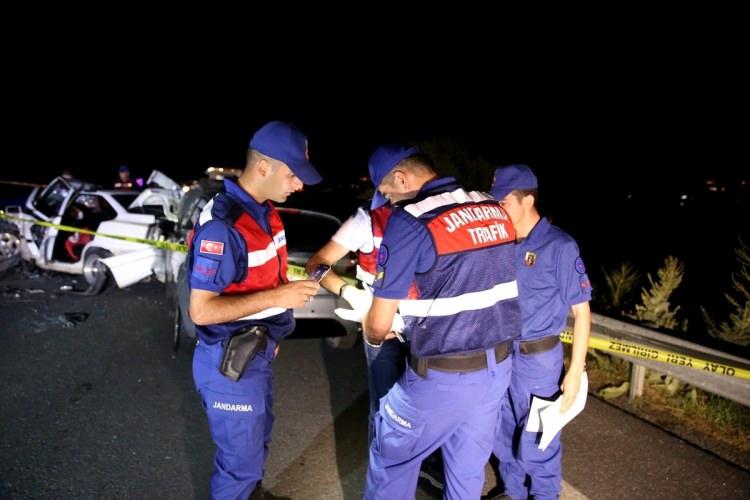 <p>Ramazan Bayramı'nın birinci günü saat 16.30'a kadar ise Adana (2), Çorum (2) Karaman, İstanbul, Erzincan, Burdur, Denizli, Diyarbakır, Kocaeli, Edirne ve Muş'ta meydana gelen 13 ayrı kazada, 10 kişi öldü, çok sayıda kişi yaralandı.</p>