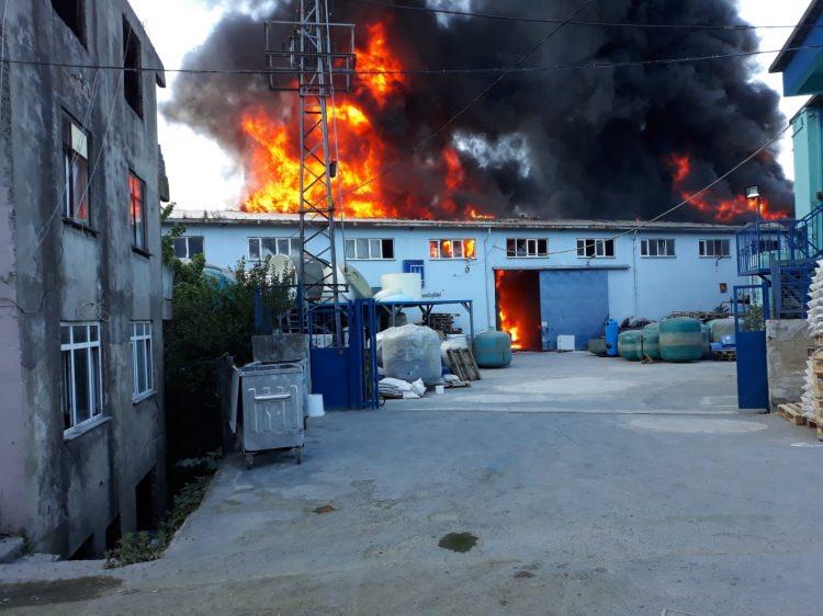 <p>İstanbul'da havuz kimyasalları üreten bir fabrikada yangın çıktığı yönündeki ihbar üzerine olay yerine çok sayıda itfaiye ekibi gönderildi. Yanan fabrikadan yükselen dumanlar birçok ilçeden görülürken, yer yer patlama sesleri de duyuldu. Yangın 16.08 sıralarında kısmen kontrol altına alındı.</p>
