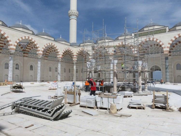 <p><strong>7 KATLI BİNA KADAR MİNBER</strong></p>
<p>Caminin mimari büyüklüğü nedeniyle 49 basamaklı minber yapıldı. 21 metre yüksekliğindeki minber, 7 katlı binaya eş değer. Minbere asansörle çıkılacak.</p>