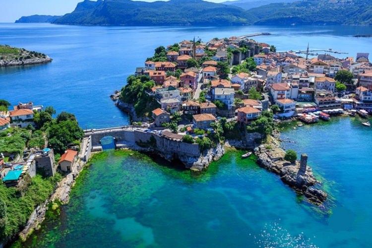 <p><strong>PARTNER İLÇE SAFRANBOLU</strong></p>

<p>Timur, ilçenin özellikle Osmanlı döneminden kalma han, hamam, konak, cami, çeşme ve köprüleriyle açık hava müzesini andıran Safranbolu'ya da yakın olduğunu, bu iki ilçenin partner olarak çalışabildiklerini belirterek, "Safranbolu'nun tarihi evleri, hanları, konaklarının yanı sıra Amasra da denizi, balığı ve coğrafyasıyla ilgi çekiyor." dedi.</p>
