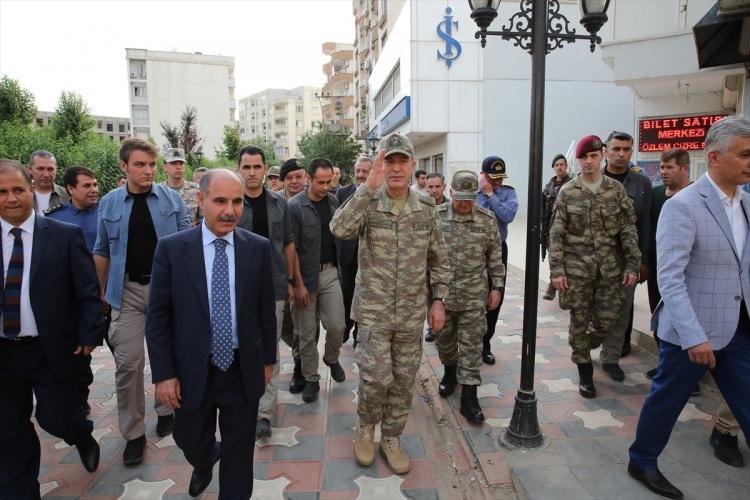 <p>Genelkurmay Başkanı Orgeneral Hulusi Akar, ve beraberindeki kuvvet komutanları bayram namazısını Cizre'de Huzur Camii'inde kıldı. Akar, buradaki vatandaşlarla bayramlaştı, sohbet etti.</p>