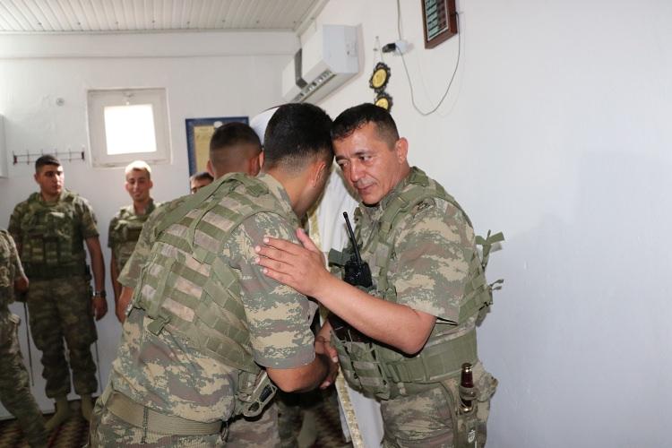 <p><strong>Dağları teröristlere dar ettiler</strong></p>
<p>Operasyonlarda en gelişmiş silah ve teçhizatı ustalıkla kullanan komandolar, her türlü hava ve arazi şartlarında görevlerini başarıyla yerine getiriyor. Teröristlerin gizlendikleri ve barındıkları mağaraları bir bir imha eden komandolar, terör örgütü PKK'ya büyük darbe vuruyor.</p>