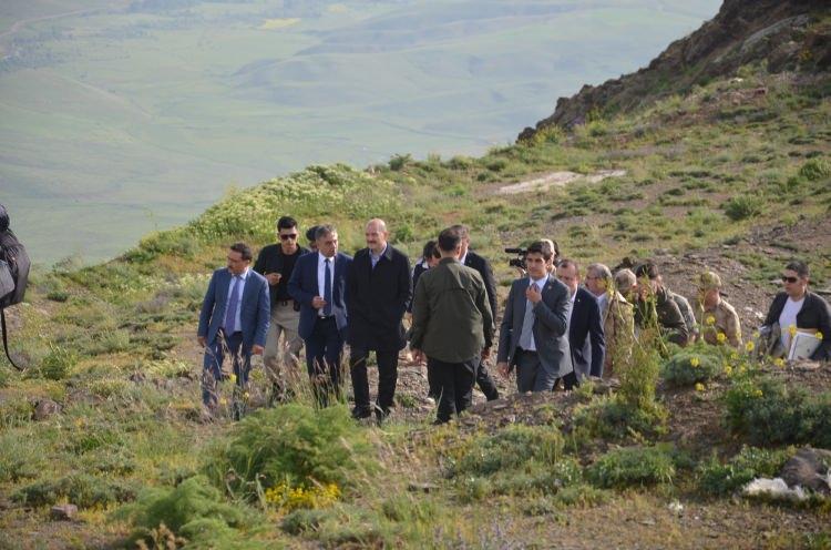 <p>Şükürler olsun Fırat Kalkanı, aynı zamanda Zeytin Dalı ve iç güvenlik operasyonu yapan TSK, güvenlik birimlerimiz, jandarmamız, polisimiz, korucularımız hep birlikte büyük bir mücadele ve bu mücadelenin sonunda da hissedilir, bütün rakamlarıyla yansıyan bir başarı elde etmişlerdir. Kandil’deki bu böcek yuvası kalmıştır.</p>
