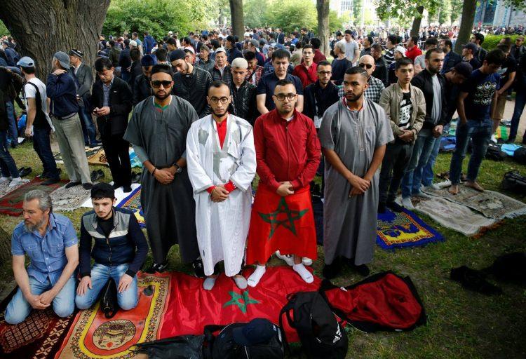 <p>Rusya'nın Moskova ve Saint Petersburg şehirlerinde Müslüman taraftarlar Bayram namazı kıldı.</p>
