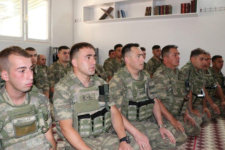 <p>1. Komando Taburu'ndaki askerler, terör örgütü PKK'ya karşı yürütülen etkin mücadelede gece gündüz demeden her türlü şartta bölgenin güvenliğini tesis ediyor. Güneydoğu Anadolu Bölgesi'nde terör örgütü PKK'ya karşı amansız mücadele yürüten 1. Komando Tabur Komutanlığı, zorlu coğrafyada tam teçhizatla ve devletin sağladığı imkanlarla teröristlerin adeta korkulu rüyası oldu.</p>
<p> </p>