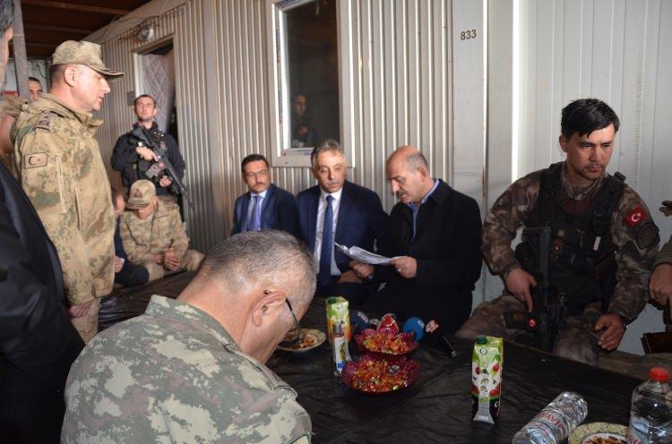 <p>Bakan Soylu, “Daha önce de defalarca söyledik ve söyleyeceğiz. Kandil bizim için özellikle terör örgütünün bir tarafta psikolojik, bir taraftan lojistik harekatını, bir taraftan da terör örgütünün uluslararası ilişkilerini düzenlemeye çalıştığı bir böcek yuvası.</p>