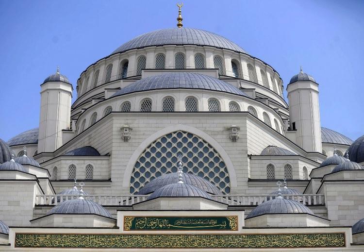 <p>Türk-İslam eserlerinin yer alacağı bir müze ile bir sanat galerisi de olacak. Türkiye'nin en büyük cami kompleksinde ayrıca sanat atölyeleri, kütüphaneler ve konferans salonları bulunacak.</p>

<p> </p>

