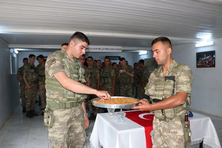 <p><strong>Son teknolojik silahlar kullanılıyor</strong></p>
<p>Teröristleri tespit etmek için Türk savunma sanayi devi Aselsan mühendisleri tarafından üretilen Serçe - Çok Rotorlu İnsansız Uçan Sistemi kullanılırken, bölgedeki Kale Tepe Üs Bölgesi'nde de MK-19 otomatik bomba atar, tek atışta hedefi bin 400 metreden vurabilen keskin nişancı silahı Accuracy, 12,7 milimetre uçaksavar, 120 milimetrelik havan, PKMS makineli tüfek ve milli piyade tüfeği MPT-76 ile üs bölgelerinin güvenliği sağlanıyor. </p>