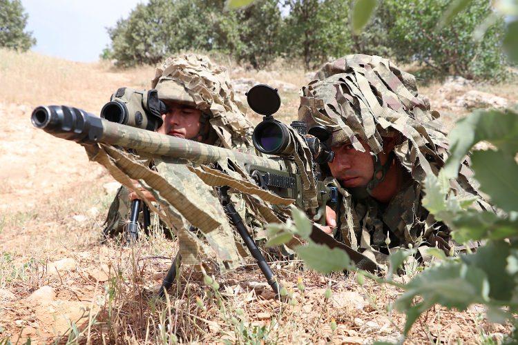 <p>Üs bölgesinden Anadolu Ajansı aracılığıyla ailelerinin bayramını kutlayan askerler, memleketlerine ve tüm vatandaşlara selam gönderdi. Piyade Komando Yüzbaşı Mahmut Durmaz da sorumluluk bölgelerinde Türkiye Cumhuriyeti Devleti'nin toprak bütünlüğüne yönelecek tehditlere karşı gerekli tedbirleri almak maksadıyla operasyonel faaliyet icra ettiklerini aktardı.</p>