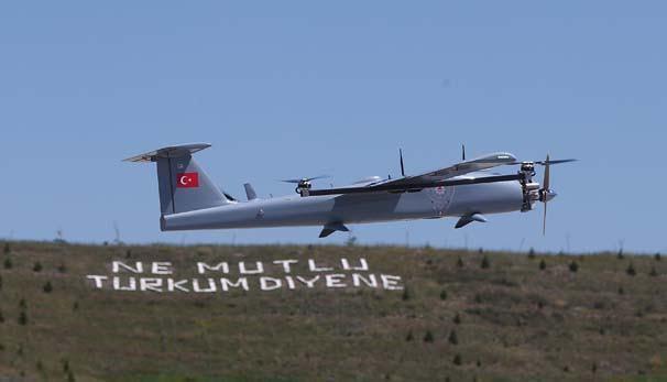 <p>Sever, "Uçağın en önemli özeliğinin bir tanesi elden ele kumanda yapabilme özelliğidir. Buradan kaldırmış olduğumuz hava aracını 25 kilometre ilerde bir başka yer kontrol istasyonuna devir ederek bir o kadar daha bu aracı kullanabilmekteyiz." bilgisini paylaştı.</p>
<p> </p>