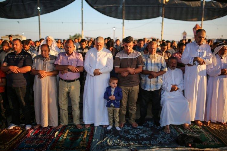 <p><strong>Han Yunus'ta Ramazan Bayramı</strong></p>

<p>Gazze Şeridi'ndeki Müslümanlar, Ramazan Bayramı namazını kılmak için Han Yunus kentinin doğusunda İsrail sınırındaki "dönüş kampı" adı verilen bölgeye akın etti.</p>
