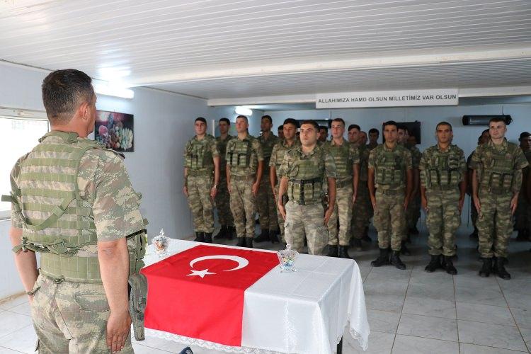 <p>Komandolar, Kale Tepe Üs Bölgesi'nde komando andı okuyarak vatan savunmasında kararlılık mesajı veriyor.</p>
<p> </p>