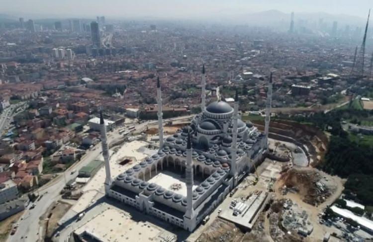<p>Altında ise 3 bin 500 araç kapasiteli katlı otopark mevcut.</p>
<p> </p>