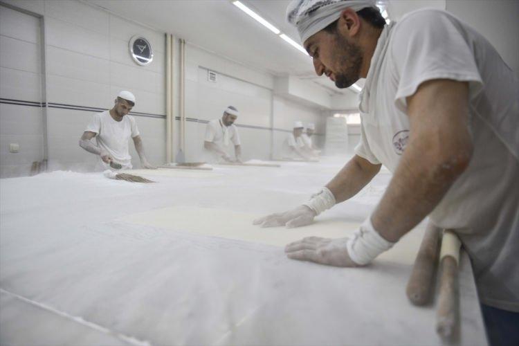 <p>Daha önceki bayramlarda olduğu gibi bölgenin yanı sıra Türkiye'nin dört bir yanına baklava gönderen işletmeler, bu bayram yoğun talep görüyor. Antep fıstığı fiyatlarının artması nedeniyle yaşanan tartışmalara rağmen ustalar, Antep baklavasına geçen yıllara göre daha fazla talep olduğunu bildirdi.</p>
<p> </p>