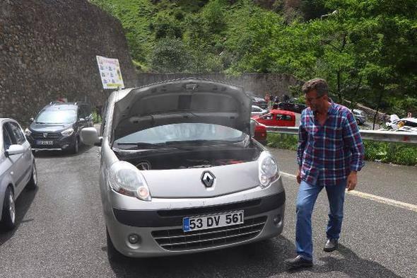 <p>Bölgedeki otel ve konaklama tesisleri ise yüzde 100 doluluk oranına ulaştı. Ramazan Bayramı'nda Uzungöl'deki doluluk oranı, otel, pansiyon ve restoran sahiplerini memnun etti.</p>
<p> </p>