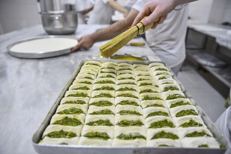 <p>Ayıntap Baklava Yönetim Kurulu Başkanı Levent Aktaş, AA muhabirine, ramazanın son günlerinde yoğun talep aldıklarını vurguladı.</p>
<p> </p>