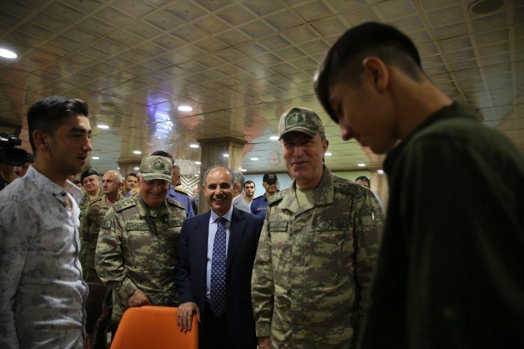 <p>Akar, akşam saatlerinde geldiği Şerafettin Elçi Havalimanı'nda Vali Mehmet Aktaş ve öteki ilgililer tarafından karşılandı.</p>
<p> </p>